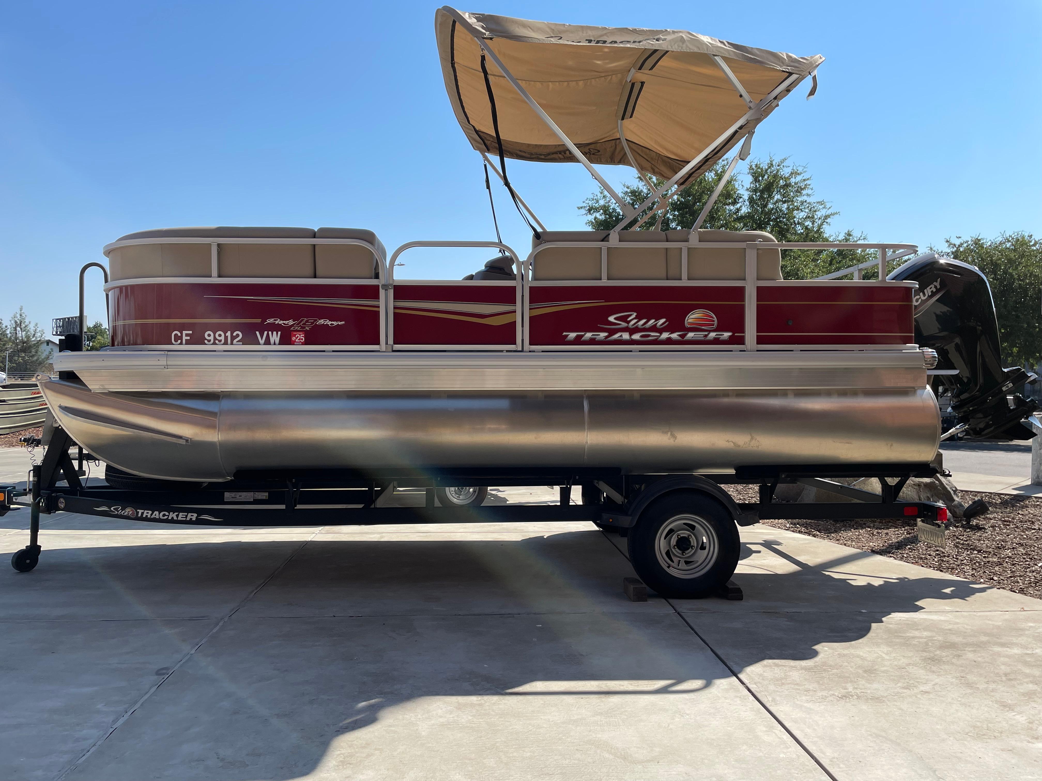 2024 Sun Tracker Party Barge 18 DLX