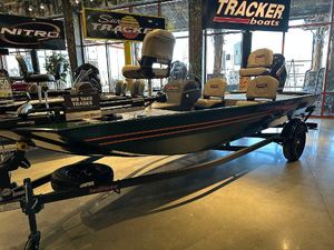 Tracker Bass Tracker Classic Limited 2025 Tracker Bass Tracker Classic Limited boat displayed in showroom.