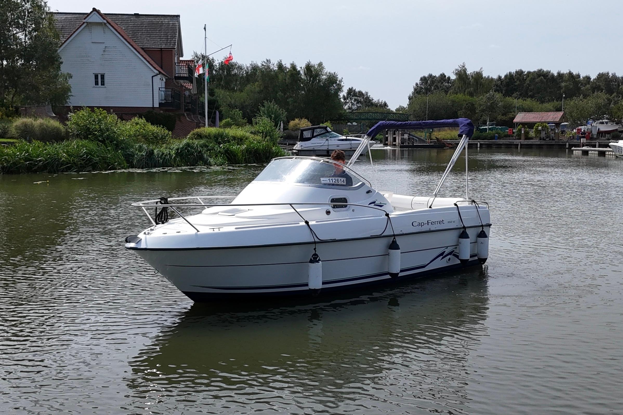 2006 B2 Marine CAP FERRET 552 CABIN CRUISER