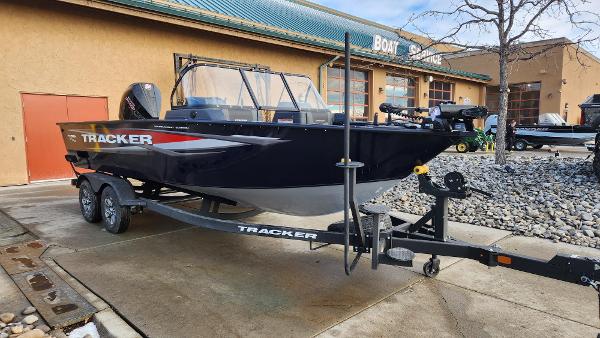 Tracker Targa V-19 Combo 2025 Tracker Targa V-19 Combo boat on trailer outside a boat shop.