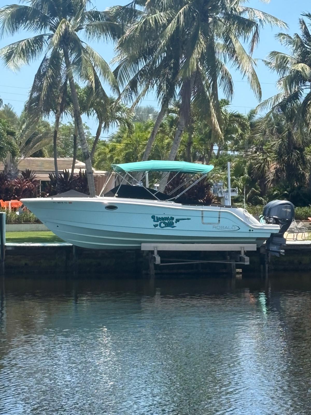 2022 Robalo R317 Dual Console