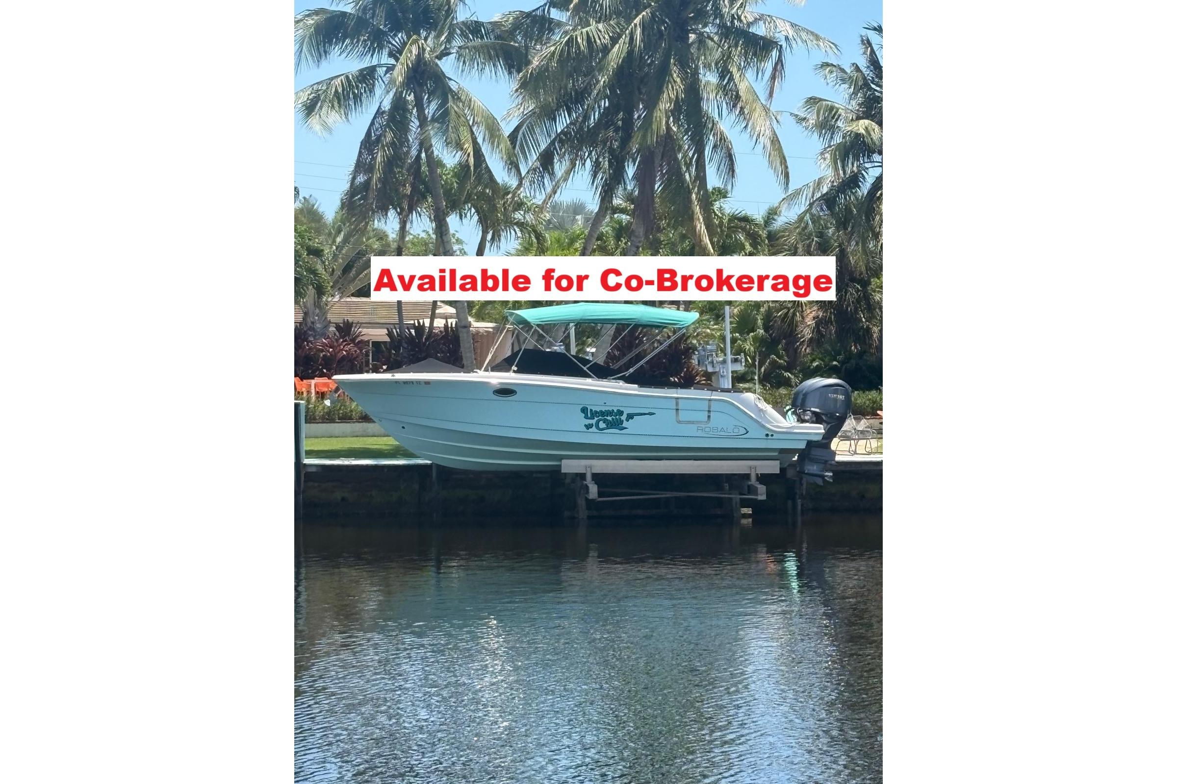 2022 Robalo R317 Dual Console
