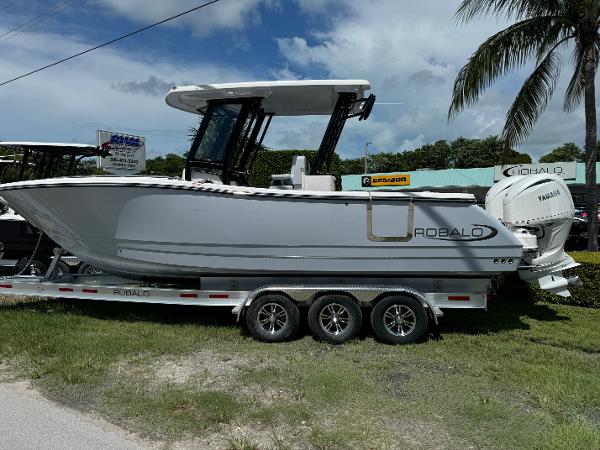 Robalo R270 Center Console