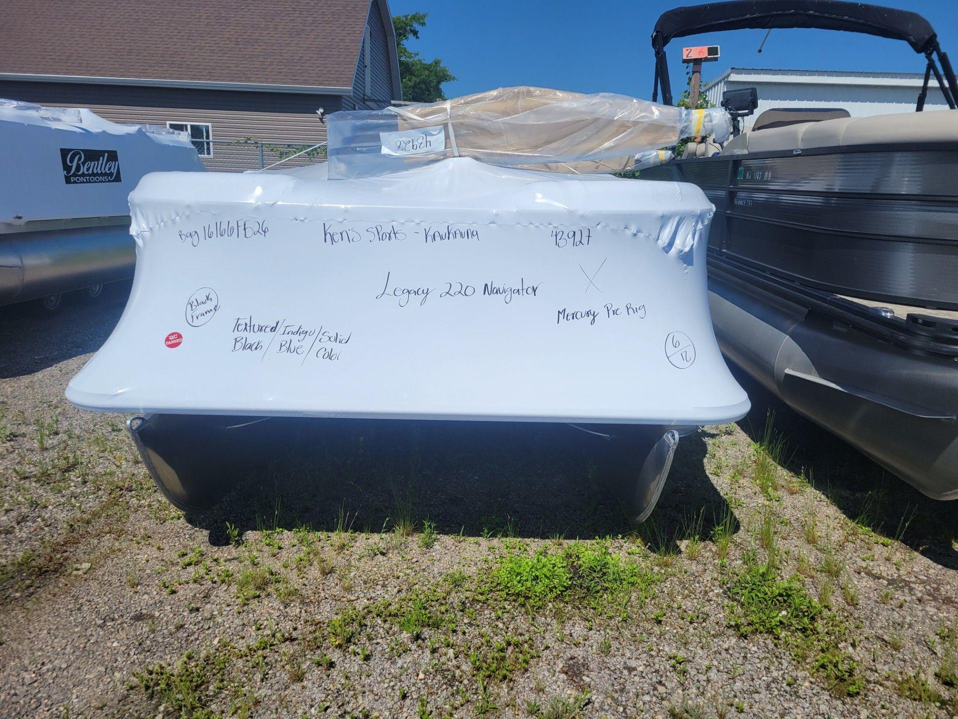 Bentley Pontoons Legacy 220 Navigator