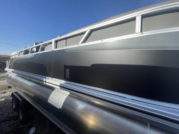 Avalon VENTURE 85 QL 2024 Avalon VENTURE 85 QL pontoon boat side view under clear blue sky.