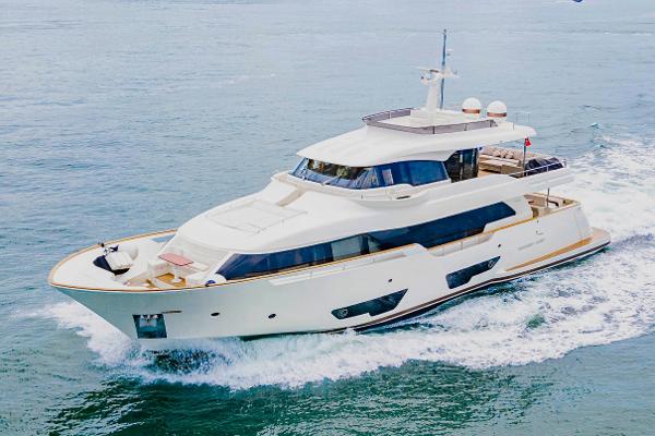 2015 Custom Line Navetta 28