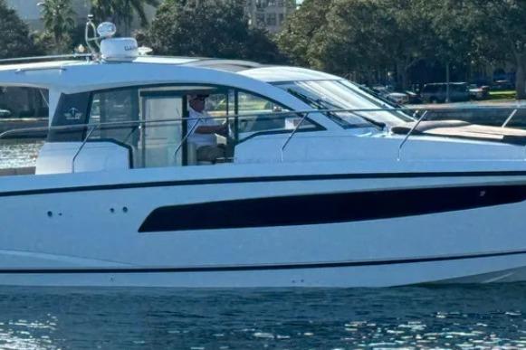 2025 Sealine C335V
