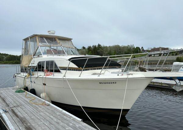 Chris-Craft Catalina 350 1986 Chris-Craft Catalina 350 docked at a marina, featuring a spacious cabin and sleek design.