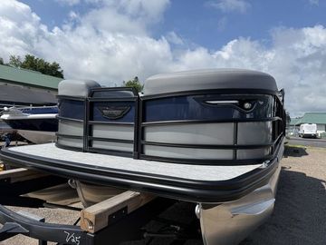 2026 Bennington M Quad Bench 22 MFB Tritoon