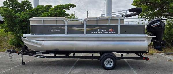 2025 Sun Tracker Party Barge 18 DLX