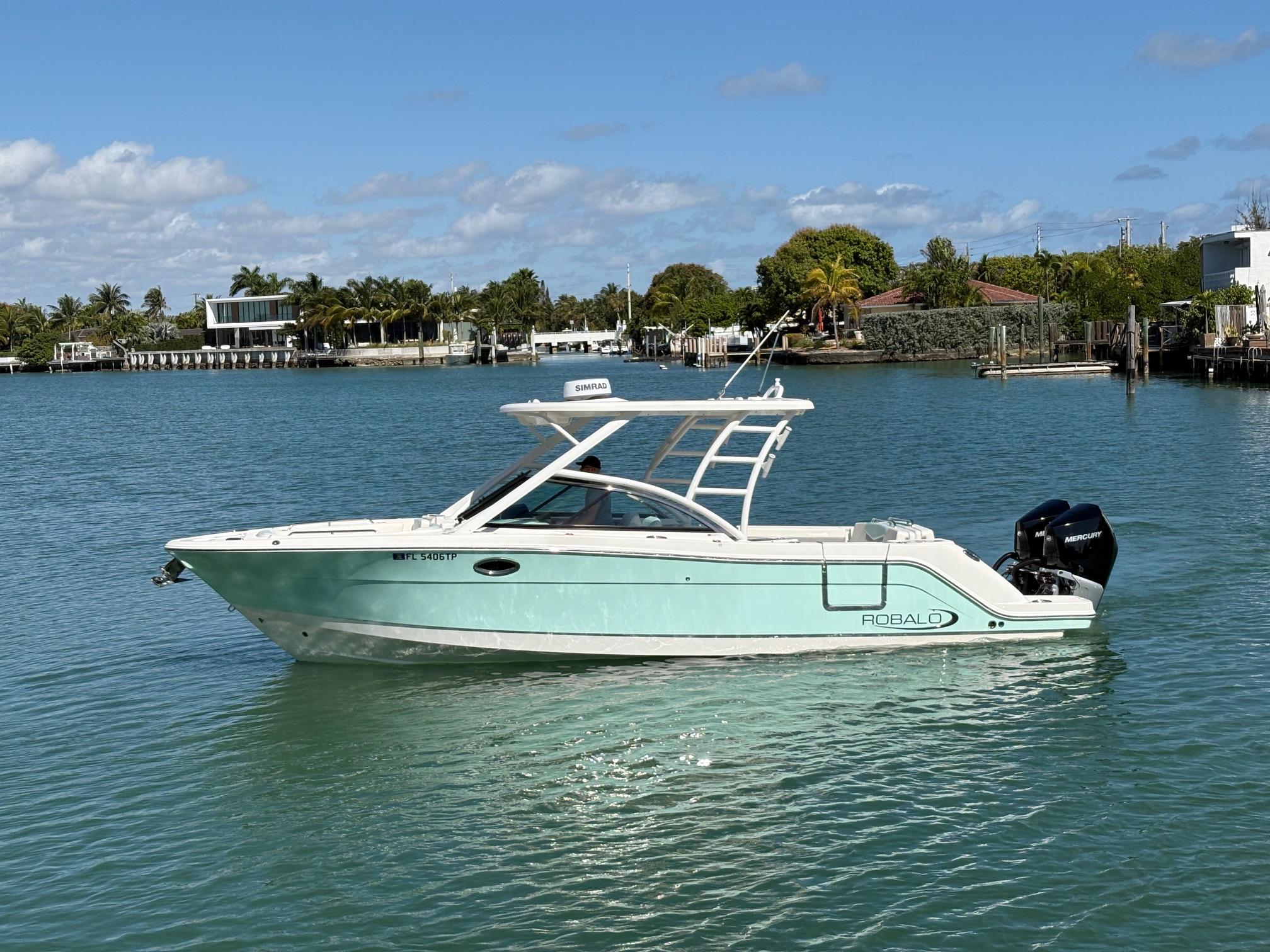 2023 Robalo R317 Dual Console