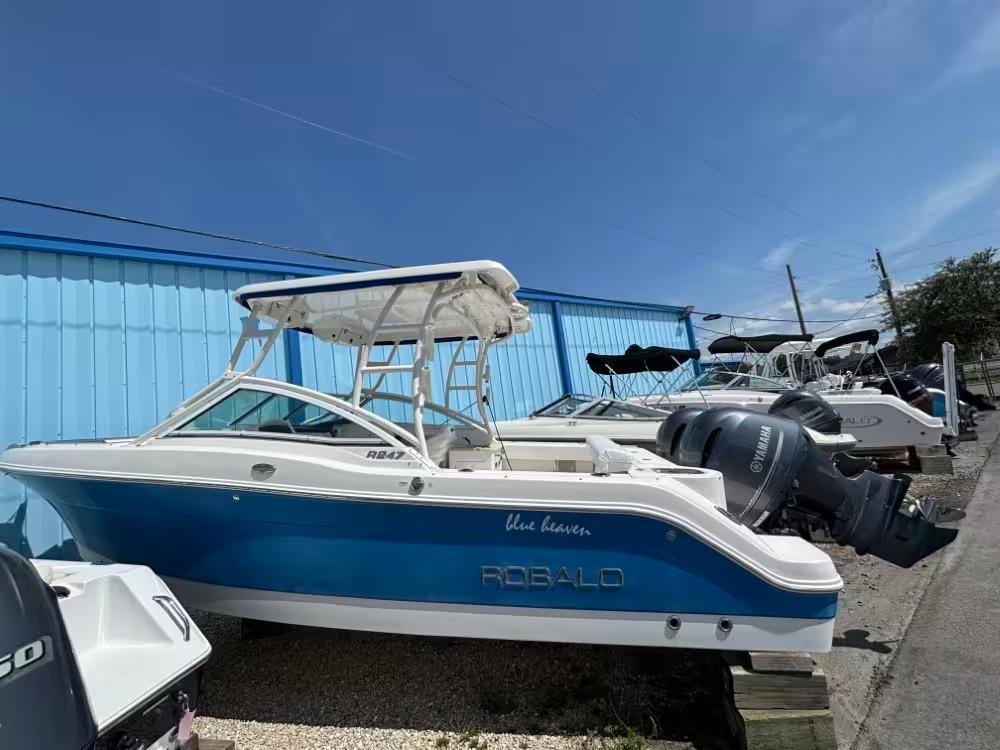 2017 Robalo R247 Dual Console