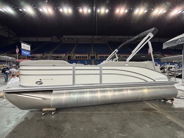 Harris Cruiser 210 SL 2025 Harris Cruiser 210 SL pontoon boat displayed indoors under bright lights.
