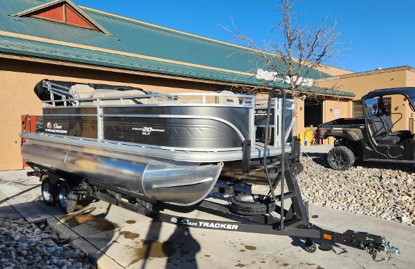 2025 Sun Tracker Fishin' Barge 20 DLX