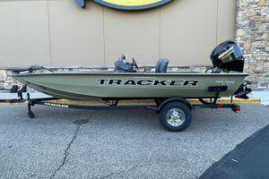 Tracker Pro Team 175 Crappie Edition 2026 Tracker Pro Team 175 Crappie Edition boat on trailer, side view.