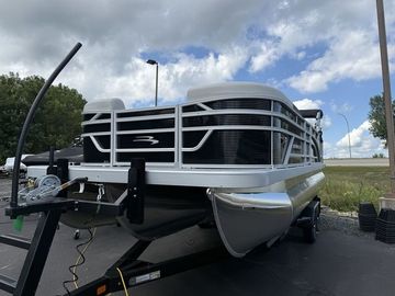 2026 Bennington S-One Swingback 22 SSB Tritoon