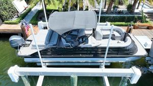 Bennington 25 Q 2019 Bennington 25 Q pontoon boat docked with canopy, viewed from above.