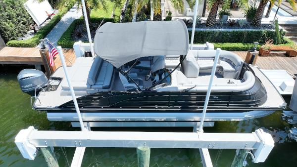 Bennington 25 Q 2019 Bennington 25 Q pontoon boat docked with canopy, viewed from above.