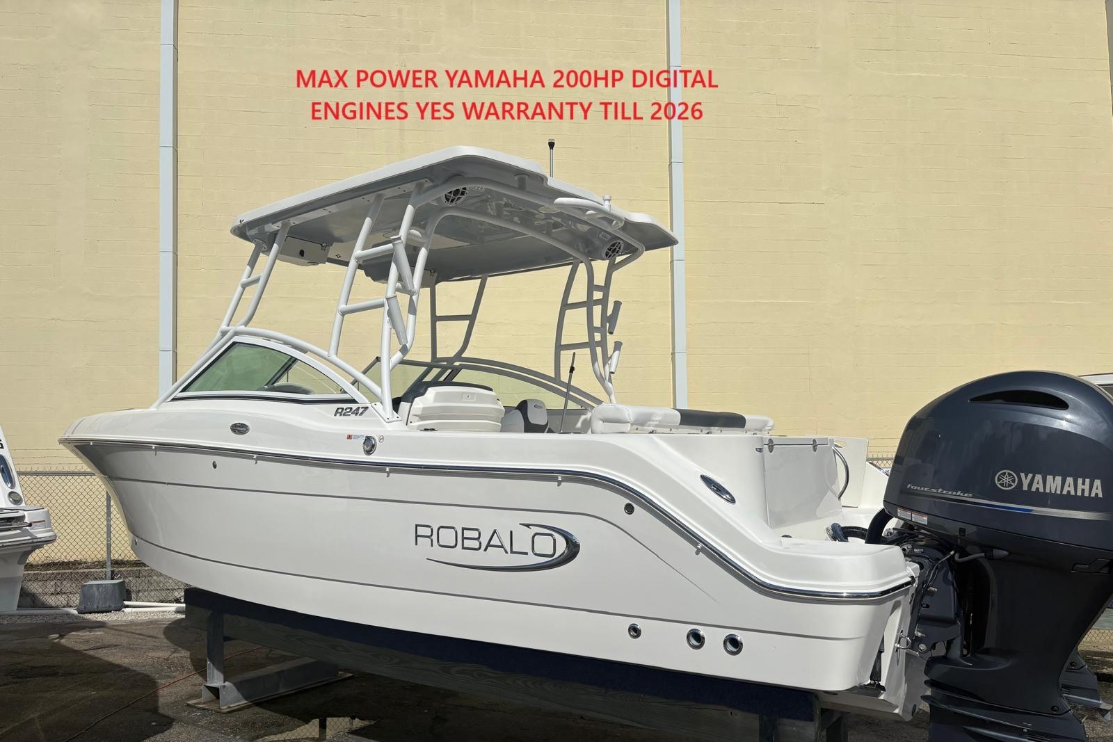 2021 Robalo R247 Dual Console