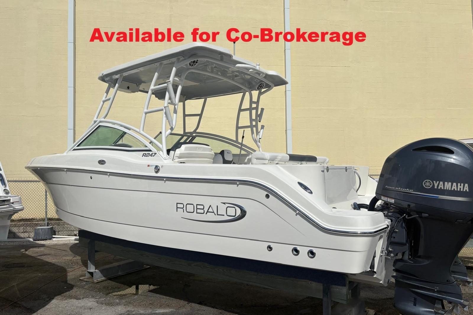 2021 Robalo R247 Dual Console