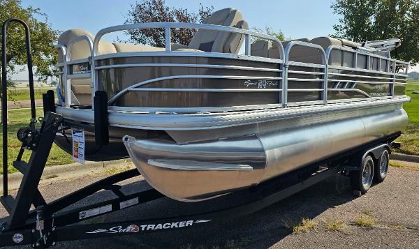 Sun Tracker SportFish 20 DLX 2023 Sun Tracker SportFish 20 DLX pontoon boat on a trailer.