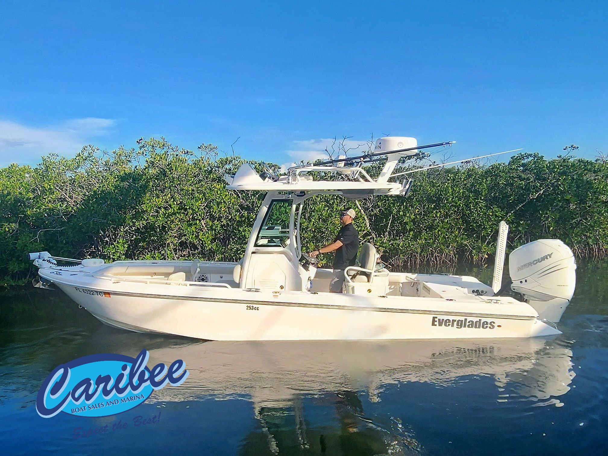 2022 Everglades 253 Center Console