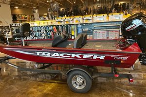 Tracker Pro Team 175 Crappie Edition 2025 Tracker Pro Team 175 Crappie Edition boat displayed in a showroom.