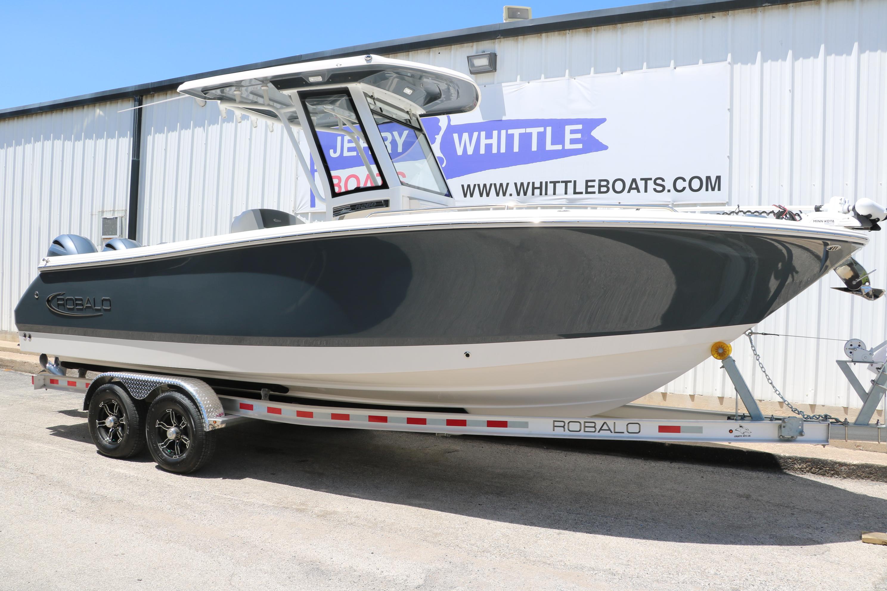 2023 Robalo R250 Center Console