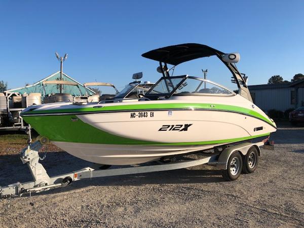 2022 Yamaha Boats 212 XE