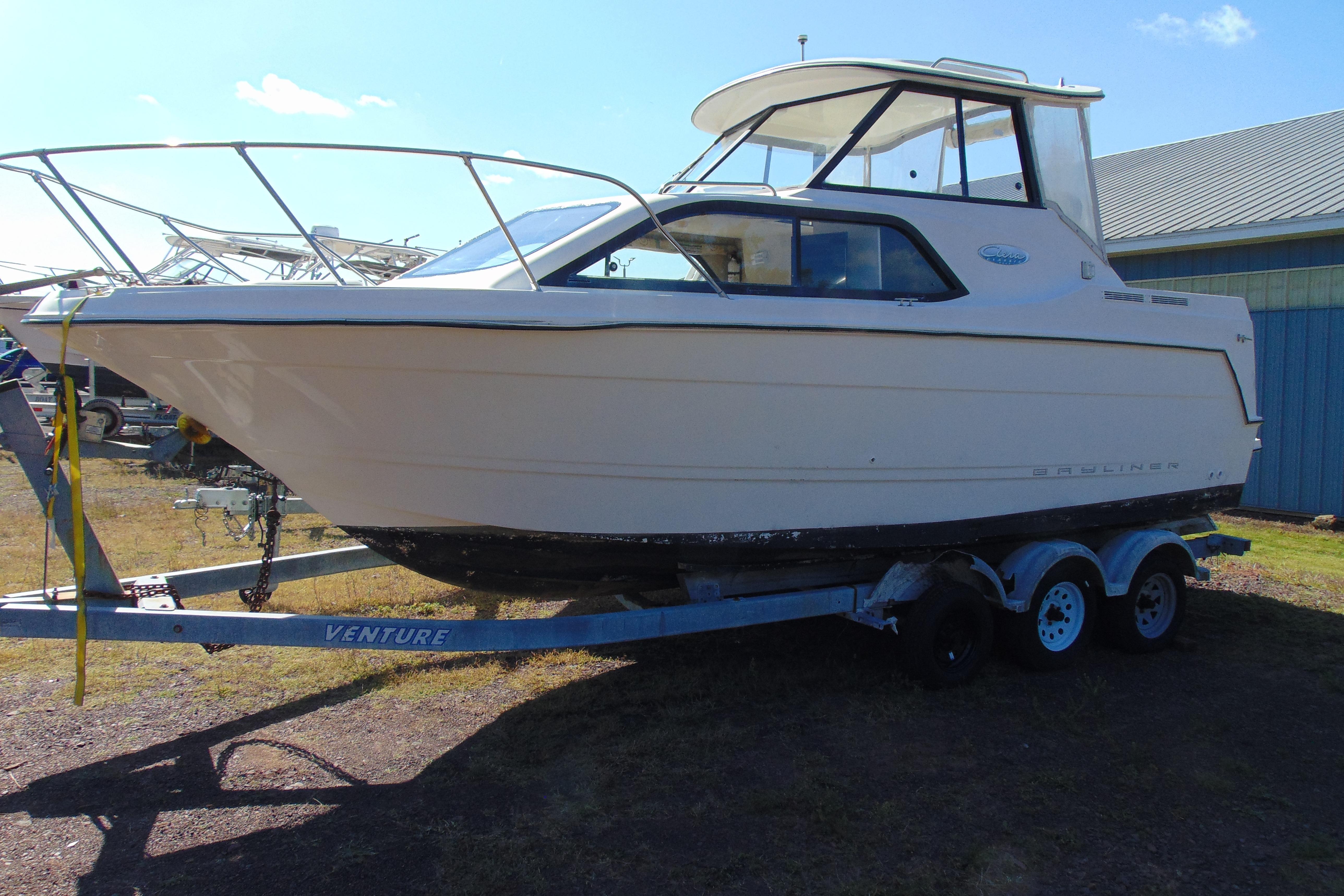 Bayliner 2452 Ciera Classic 2002 Bayliner 2452 Ciera Classic boat on trailer, parked outdoors.