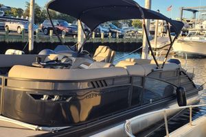 Bennington 24LXSSB 2024 Bennington 24LXSSB pontoon boat docked, featuring sleek design and comfortable seating.