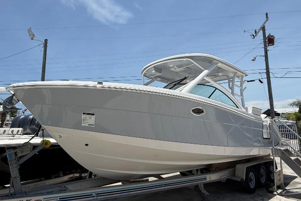 2024 Robalo R317 Dual Console
