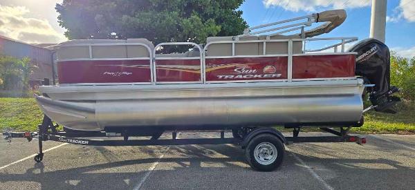 2025 Sun Tracker Party Barge 18 DLX