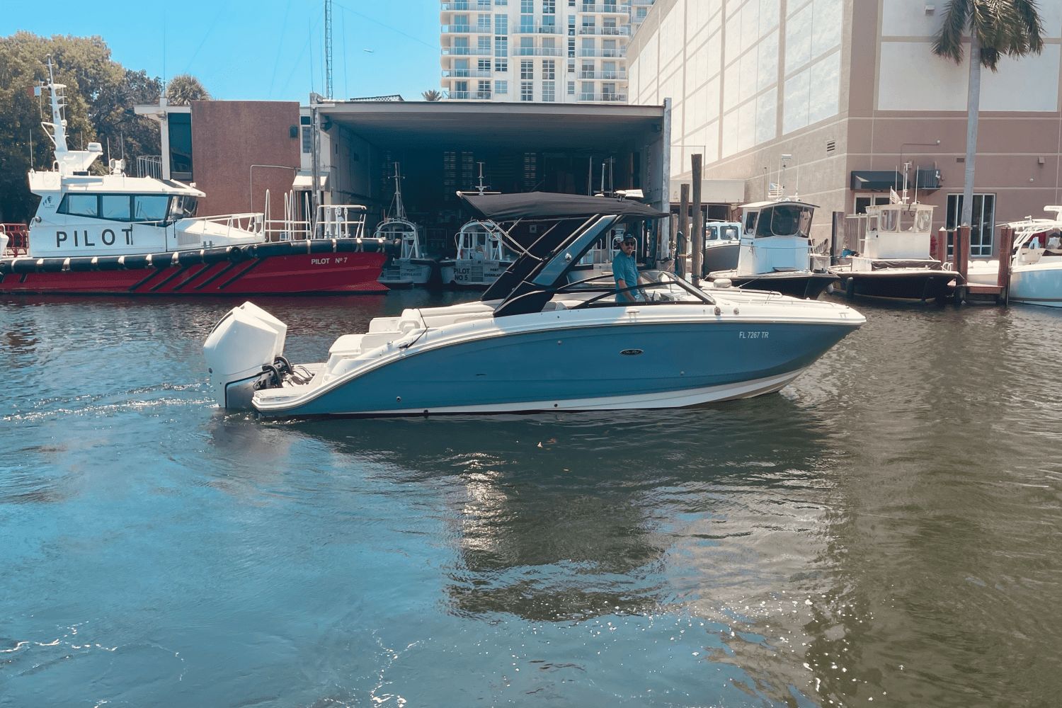 2024 Sea Ray SDX 290 Outboard