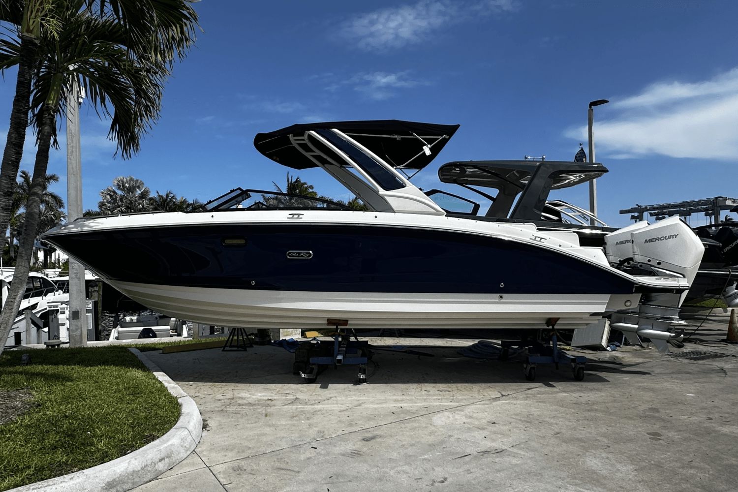 2026 Sea Ray SDX 290 Outboard