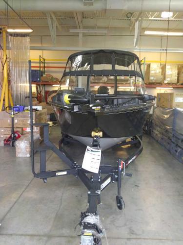 Tracker Targa V-18 Combo 2024 Tracker Targa V-18 Combo boat in a warehouse.