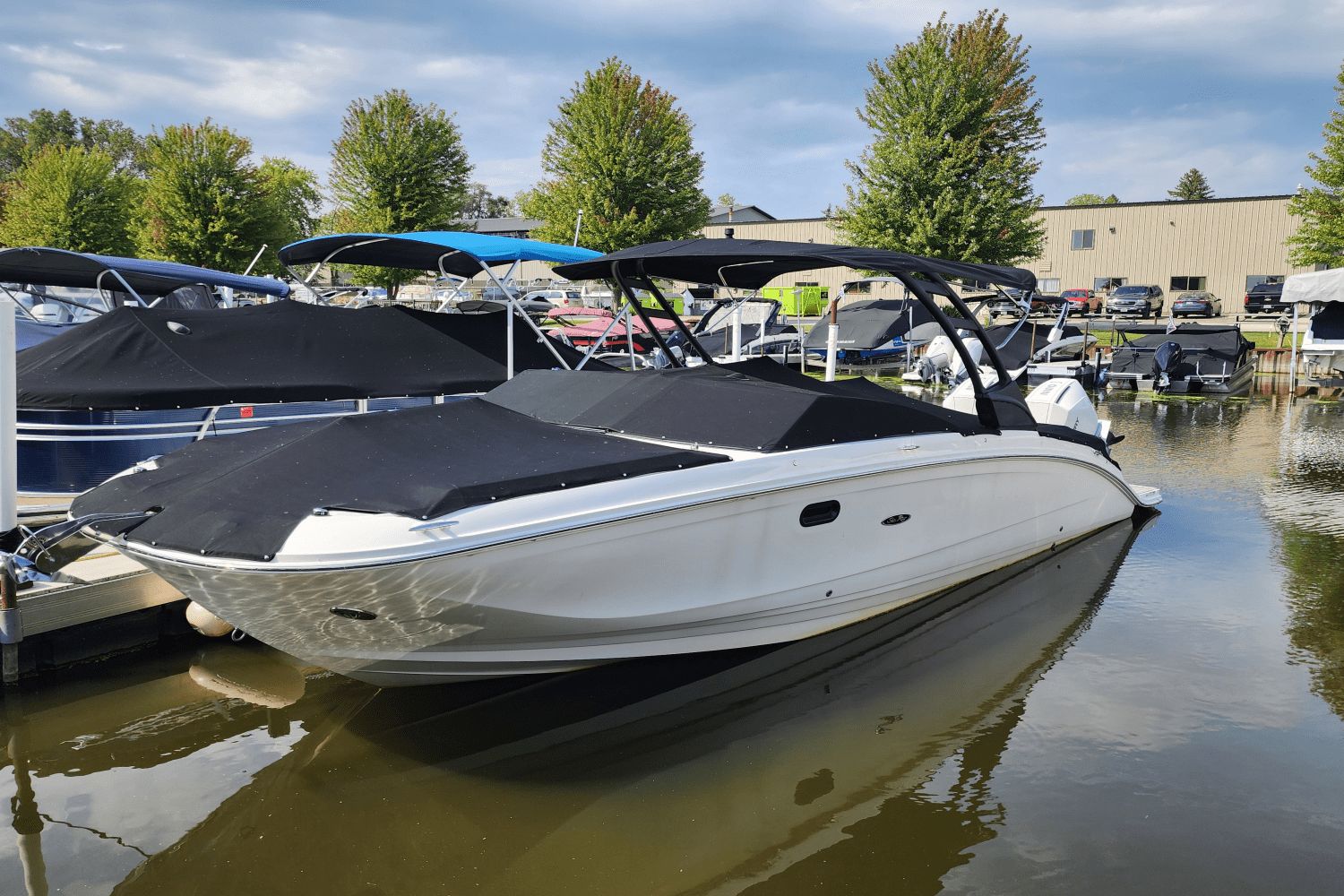 2023 Sea Ray SDX 290 Outboard