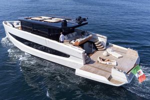 Evo Yachts V8 Luxury Evo Yachts V8 2026 cruising on open water, featuring spacious deck and modern design.