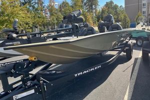 Tracker Bass Tracker Classic CC 2026 Tracker Bass Tracker Classic CC boat on trailer, parked outdoors.