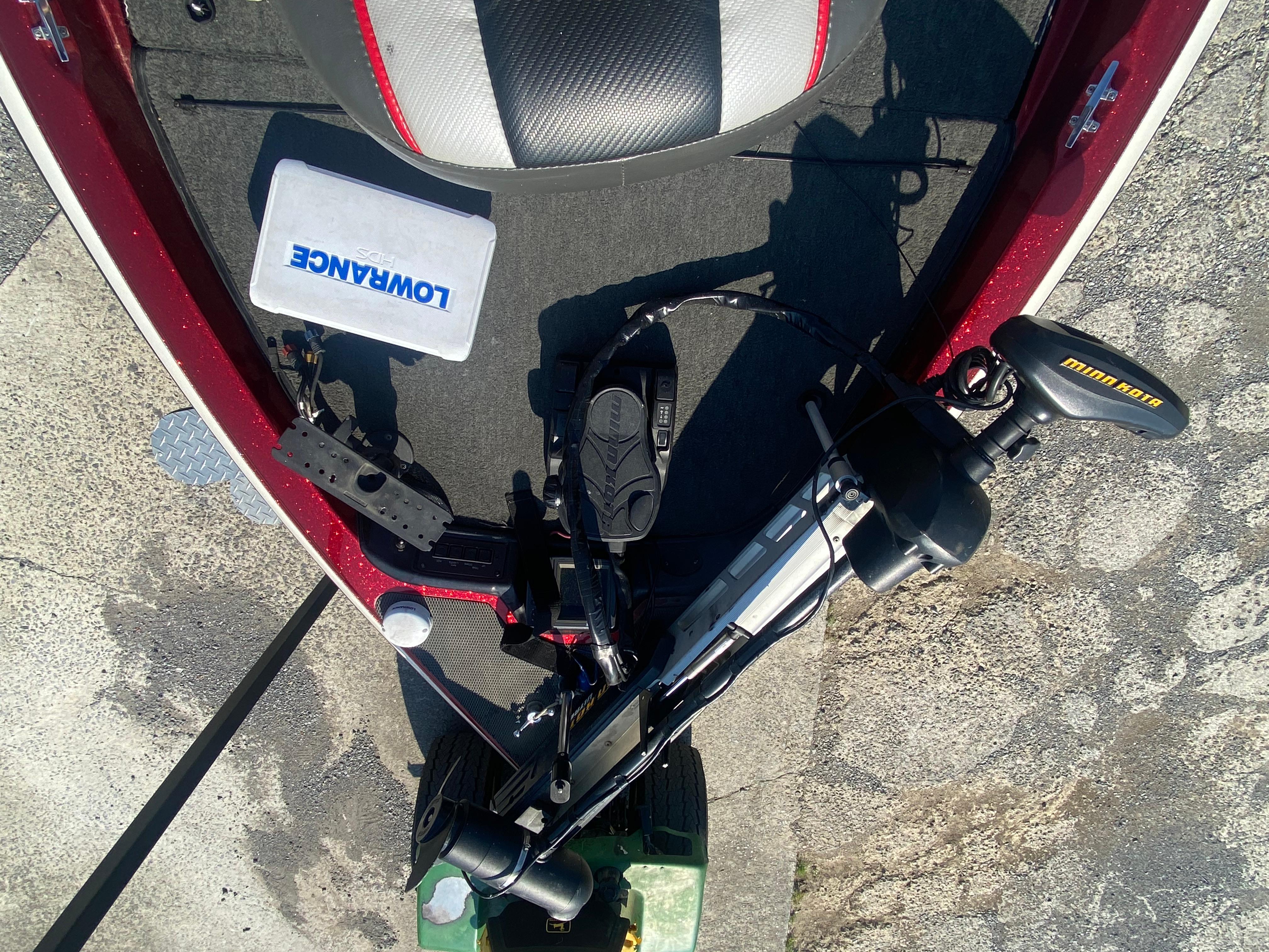 Ranger 519 VX/VS Overhead view of a 1999 Ranger 519 VX/VS boat deck with fishing equipment.