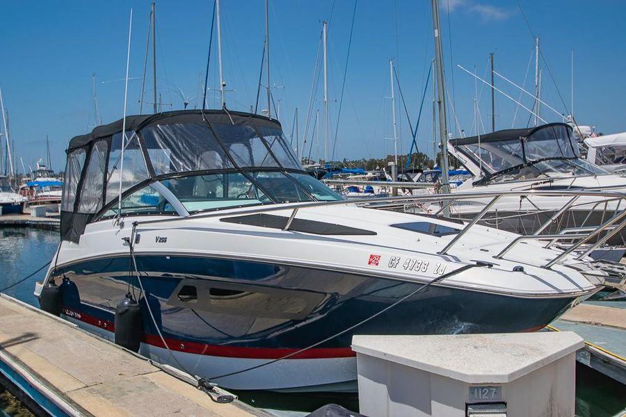 Four Winns Vista 255 OB 2021 Four Winns Vista 255 OB boat docked at marina under clear blue sky.