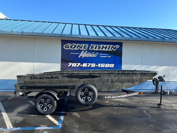 Tracker Grizzly 1650 T Prairie Wings Edition 2025 Tracker Grizzly 1650 T Prairie Wings Edition boat on trailer, parked outside dealership.