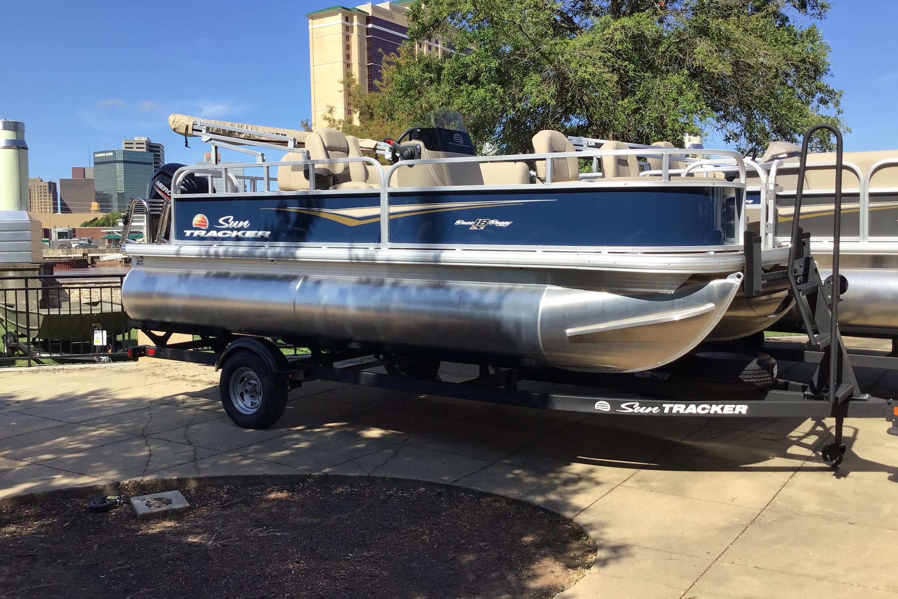 Sun Tracker Bass Buggy 18 DLX