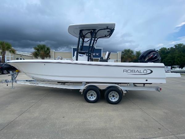 Robalo 246 Cayman 2024 Robalo 246 Cayman boat on a trailer, side view.