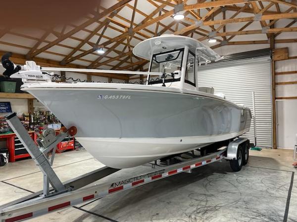 Sea Hunt Ultra 255 SE 2022 Sea Hunt Ultra 255 SE boat on trailer in a garage.