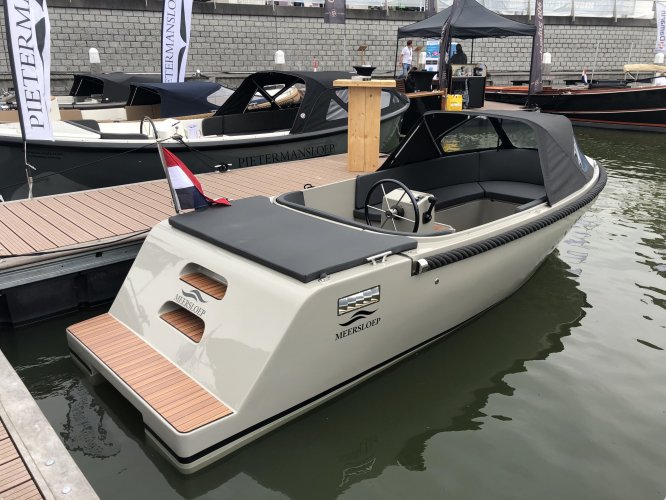 Meersloep 600 Modern Meersloep 600 boat docked, featuring sleek design and comfortable seating, 2025 model.