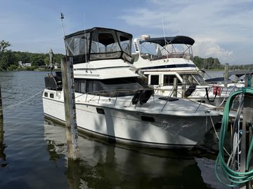 1986 Carver 3207 Aft Cabin Motor Yacht
