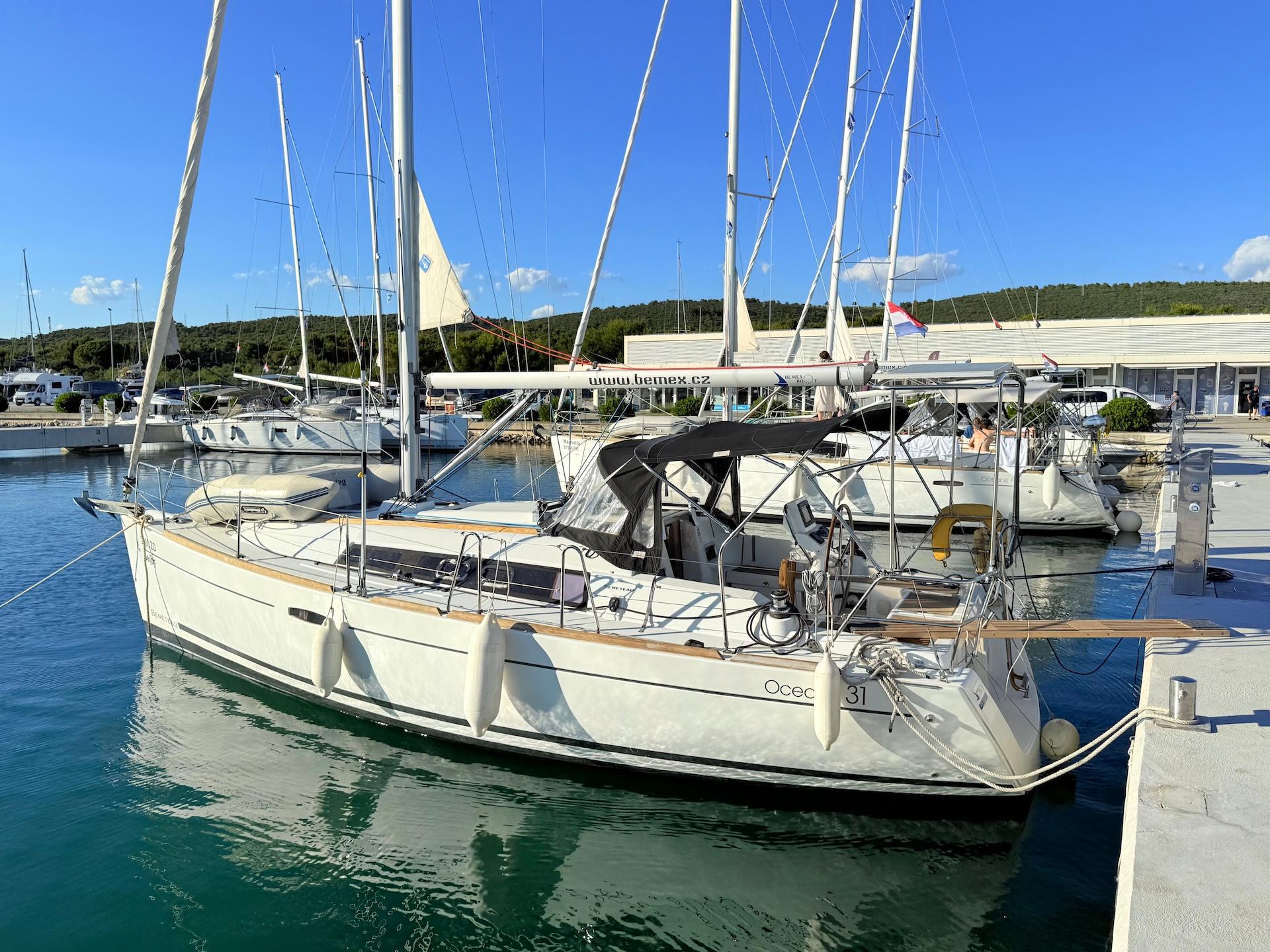 Beneteau Oceanis 31 2014 Beneteau Oceanis 31 sailboat docked in a sunny marina.