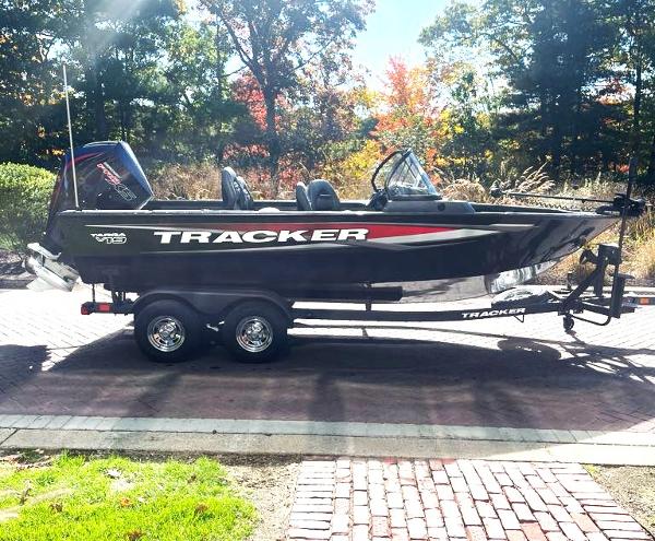 Tracker Targa V-19 WT 2025 Tracker Targa V-19 WT boat on trailer, parked outdoors.