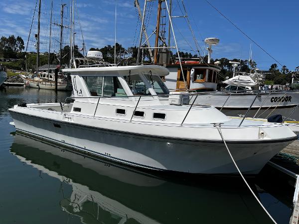 Albin 28 Tournament Express 2005 Albin 28 Tournament Express boat docked in a marina.